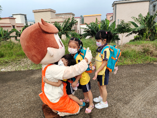 雙合鎮(zhèn)搖籃幼兒園孩子高興上學(xué).jpg