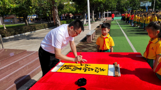 共和鎮(zhèn)中心小學(xué)陳遠(yuǎn)森校長現(xiàn)場(chǎng)書寫送祝福.jpg